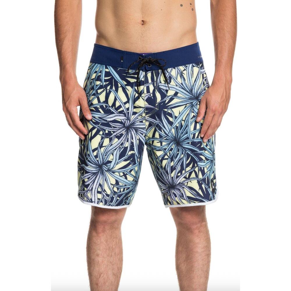 Quiksilver Men's High Line Diamond Deluxe Board Shorts Size 33 Vacation Surfing